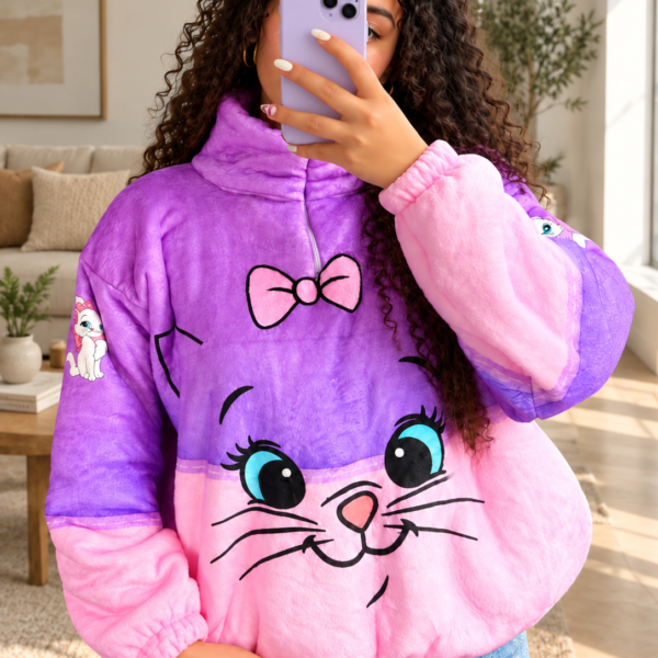 Mujer con saco térmico afelpado morado y rosado con la cara de una gatica y moño rosado