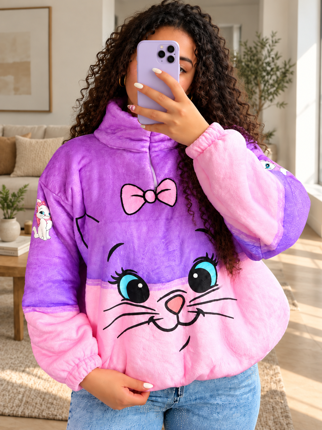 Mujer con saco térmico afelpado morado y rosado con la cara de una gatica y moño rosado