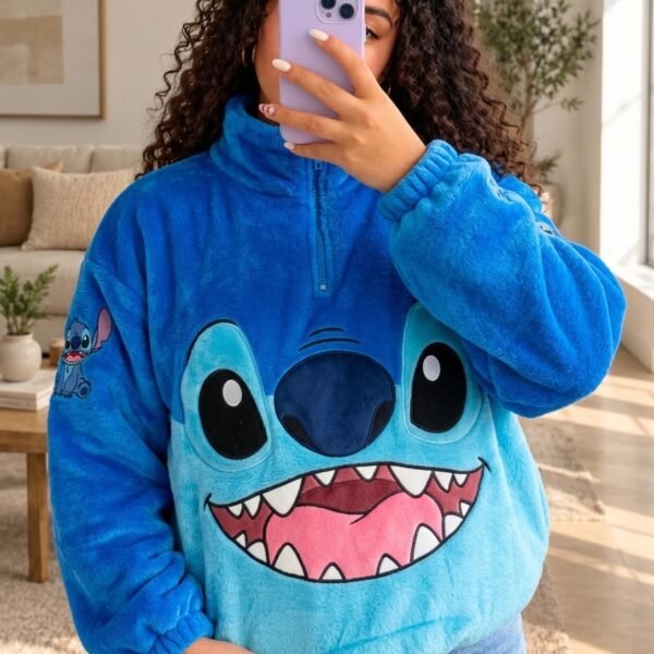 Mujer con saco térmico afelpado azul con la cara sonriente de Stitch en el frente