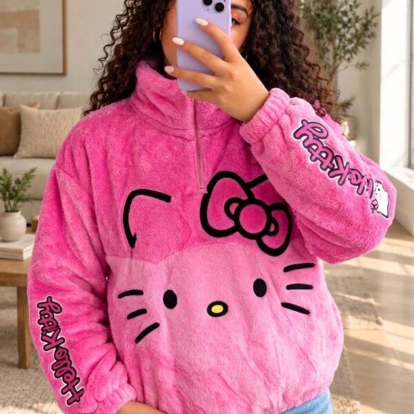 Mujer con saco térmico afelpado rosado con la cara de Hello Kitty y moño rojo