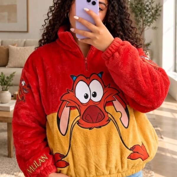 Mujer con saco térmico afelpado rojo y amarillo con la cara de Mushu en el frente