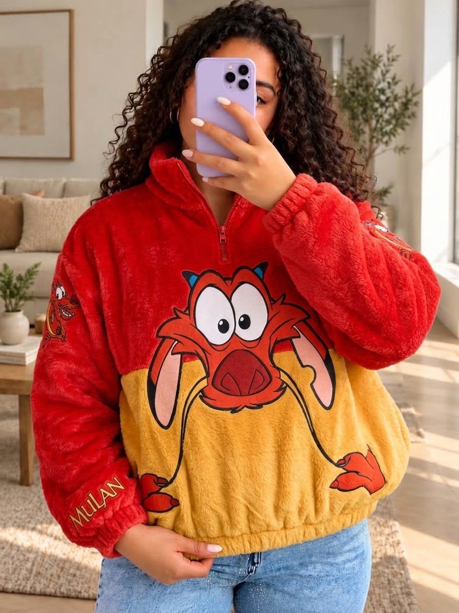 Mujer con saco térmico afelpado rojo y amarillo con la cara de Mushu en el frente
