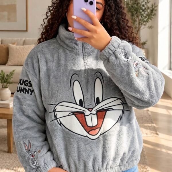 Mujer con saco térmico afelpado gris con la cara sonriente de Bugs Bunny en el frente