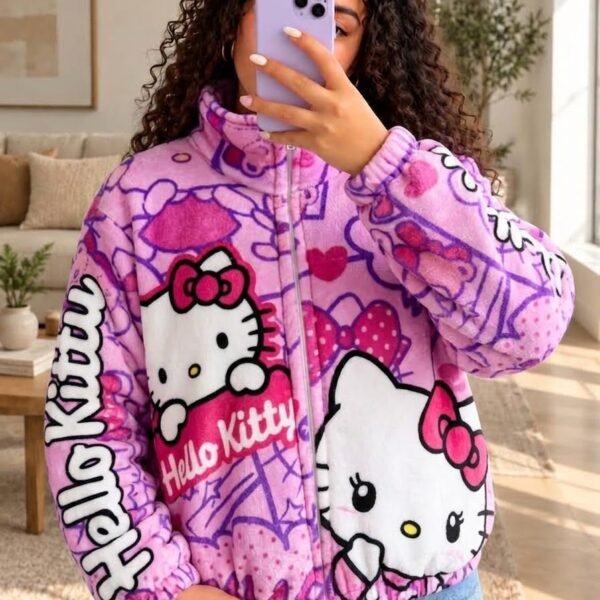 Mujer con saco térmico afelpado lila con estampado de Hello Kitty y letras en la manga