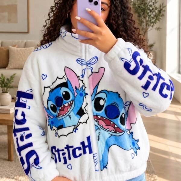 Mujer con saco térmico afelpado blanco con estampado de Stitch y la palabra Stitch en las mangas