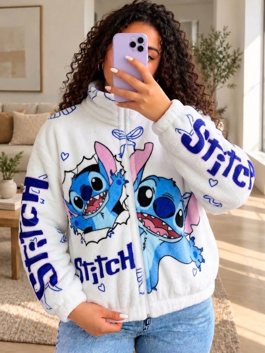 Mujer con saco térmico afelpado blanco con estampado de Stitch y la palabra Stitch en las mangas