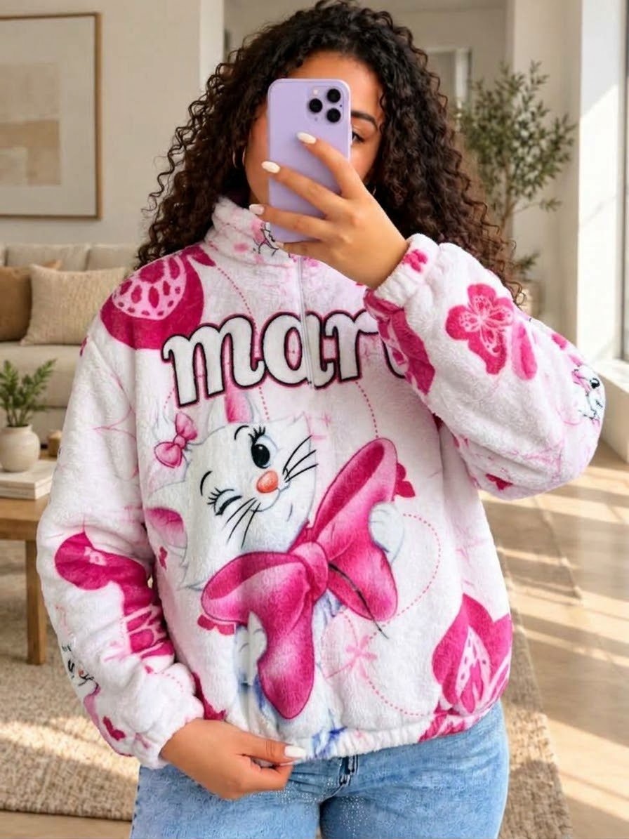 Mujer con saco térmico afelpado blanco con la gata Marie y un moño rosado grande en el frente