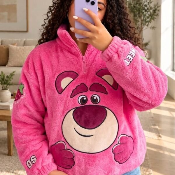 Mujer con saco térmico afelpado rosado de cuello alto con la cara de Lotso en el frente