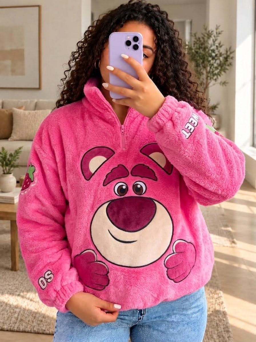 Mujer con saco térmico afelpado rosado de cuello alto con la cara de Lotso en el frente