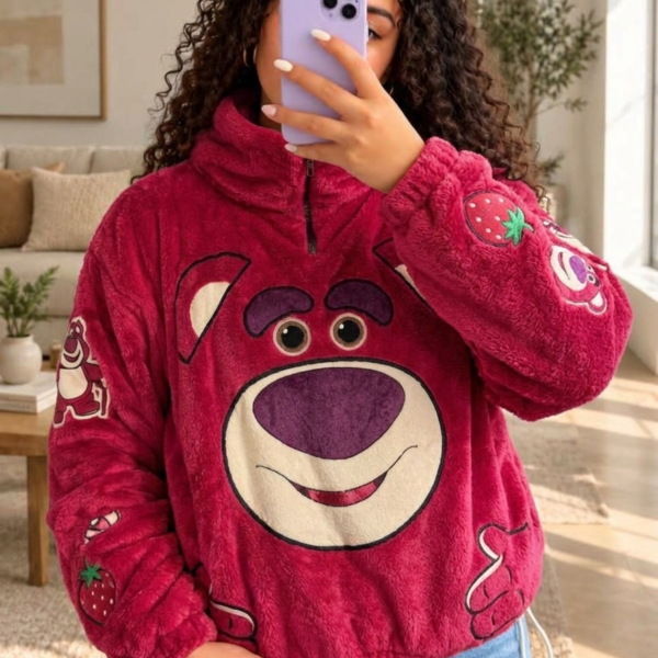 Mujer con saco térmico afelpado fucsia de cuello alto con cremallera y estampado de osito en el frente