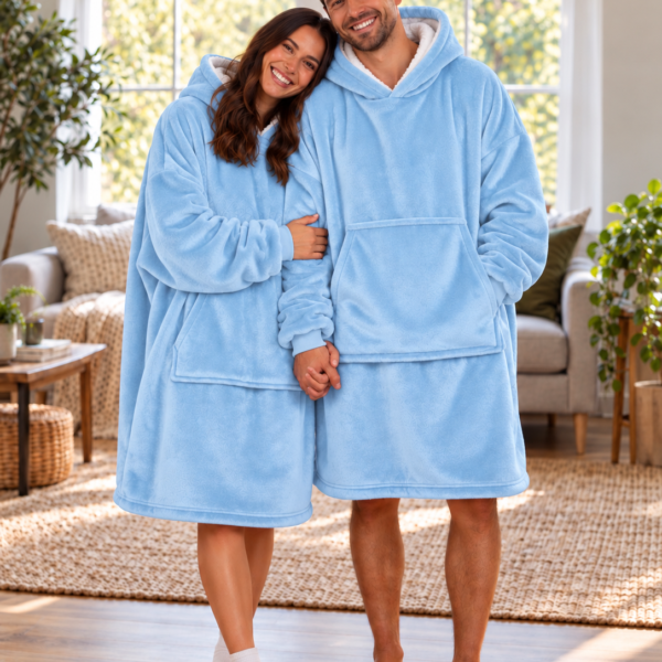 Pareja con MaxiSaco azul claro, buzo cobija con capucha y bolsillo canguro