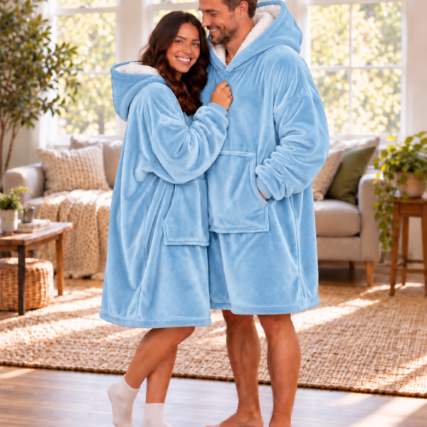 Pareja abrazada con MaxiSacos azul claro con capucha