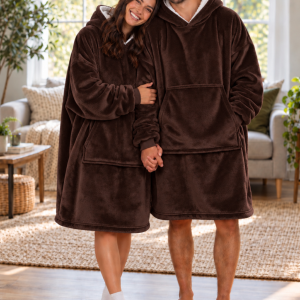 Pareja con MaxiSaco chocolate, buzo cobija con capucha y bolsillo canguro