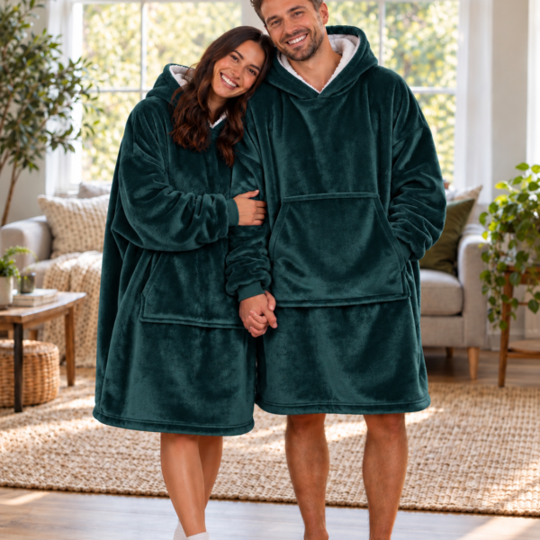 Pareja con MaxiSaco verde esmeralda, buzo cobija con capucha y bolsillo canguro
